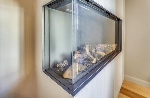 Downtown Apartment | Modern Condo, 1 Block to Gondola - Ideal Vacation Location