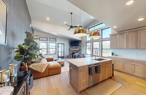 Park City House | Modern condo with fireplace and private balcony - lake view