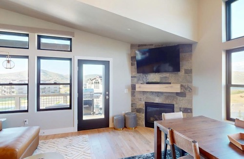 Park City House | Modern condo with fireplace and private balcony - lake view