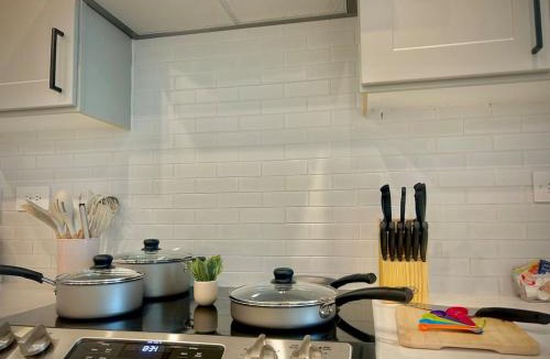 Sherman Apartment | Modern & Cozy Work-Friendly Getaway with Pool & Gym