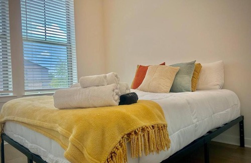 Sherman Apartment | Modern & Cozy Work-Friendly Getaway with Pool & Gym