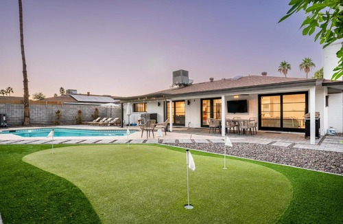 Paradise Valley Village House | Modern Desert Oasis - Shuffleboard Hiking Pool Putting green
