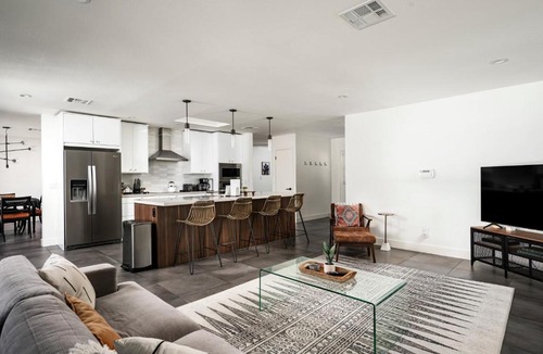 Paradise Valley Village House | Modern Desert Oasis - Shuffleboard Hiking Pool Putting green