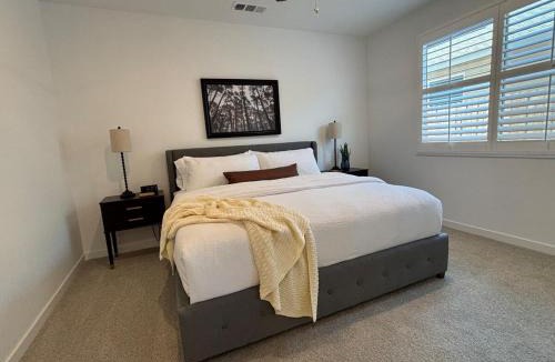 Visalia Apartment | Modern Guest Suite with Living Room and King Bed