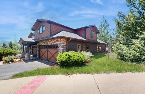 Estes Park House | Modern Home with Full Kitchen, Patio, Great Location-Dogs Welcome