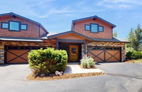 Estes Park House | Modern Home with Full Kitchen, Patio, Great Location-Dogs Welcome