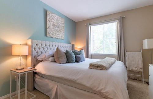 Valencia Apartment | Modern King Suite Deluxe Living Cali