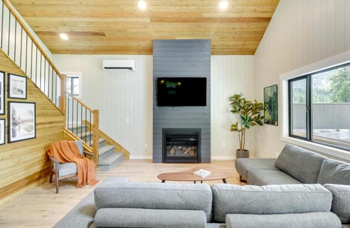 Lakeside House | Modern Lakeside Cabin w/Mountain Views & Hot Tub!