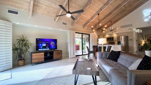 Rancho Mirage House | MODERN LIFE: 1 bed/1.5 baths poolside retreat/expanded outdoor living spaces. Managed by Greenday!