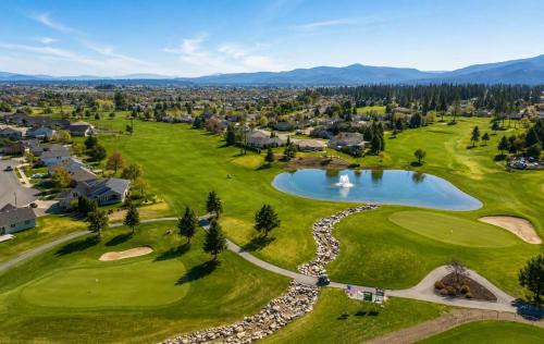 Post Falls Apartment | Modern Loft Private Golf Course Retreat