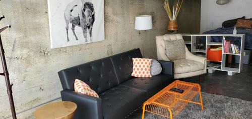 Old Southwest Apartment | Modern lofty studio in Midtown/Charming Old SW