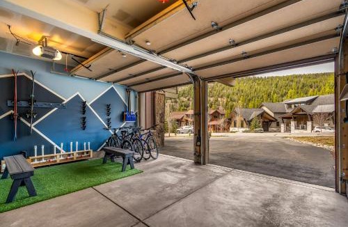 Keystone House | Modern Mountain Escape - Walk or Shuttle to Lifts - Private Hot Tub, Views, Work-Friendly