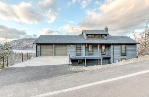 Mosier House | Modern mountain & river-view house with balcony deck gym and WiFi