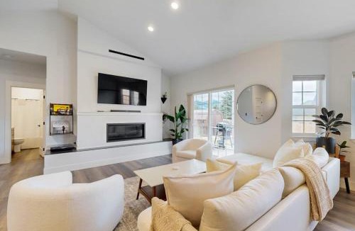 Columbia Falls House | Modern Mountain View Escape