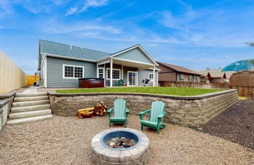 Columbia Falls House | Modern Mountain View Escape
