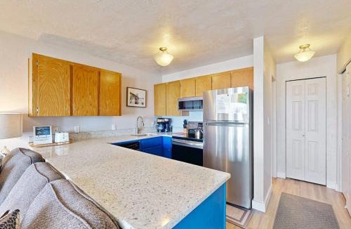 Newport Apartment | Modern oceanfront studio condo on Nye Beach with seasonal pool