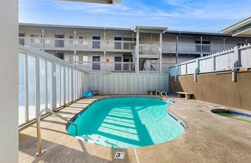 Newport Apartment | Modern oceanfront studio condo on Nye Beach with seasonal pool