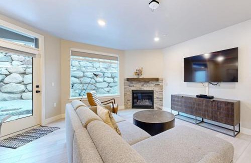 Park City House | Modern resort condo with pool hot tub & shuttle service
