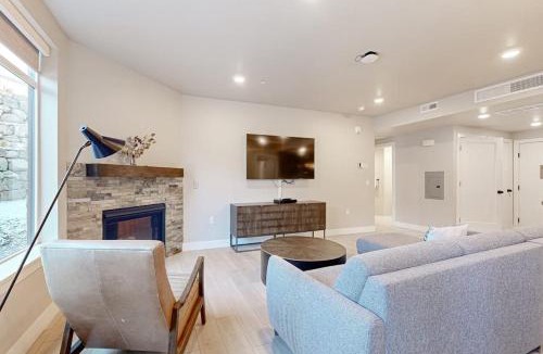 Park City House | Modern resort condo with pool hot tub & shuttle service