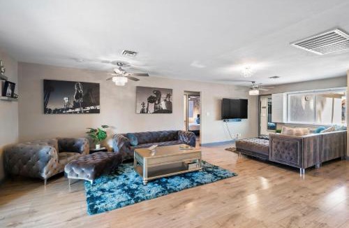 Las Vegas House | Modern Retreat Close To LV Strip