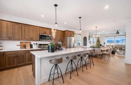 Bozeman House | Modern Retreat for Groups with Majestic Views