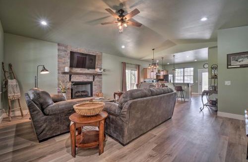 Cotter House | Modern Retreat w/Deck: Walk to White River!
