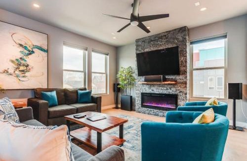 Lincoln Park House | Modern Spacious Townhouse Blocks from Downtown