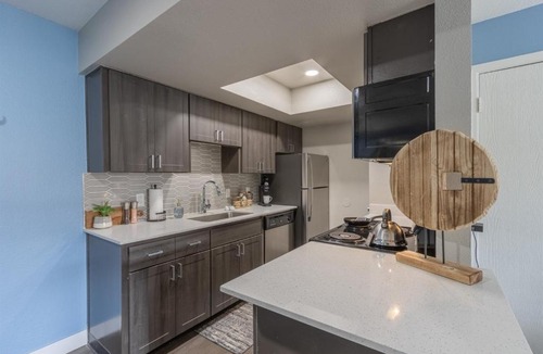 Paradise Valley Village Apartment | Modern Stay Parking Walk to Dining King Bed