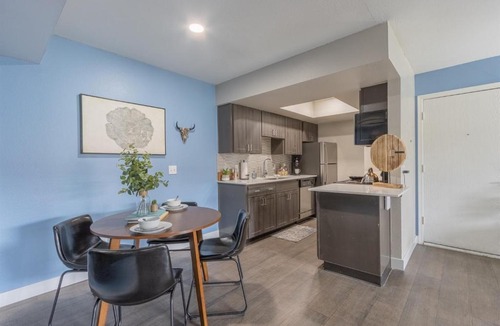 Paradise Valley Village Apartment | Modern Stay Parking Walk to Dining King Bed