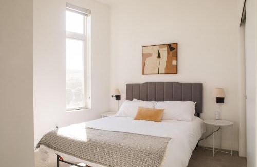 Milwaukee Apartment | Modern Studio Apt with Rooftop, Gym, and Parking