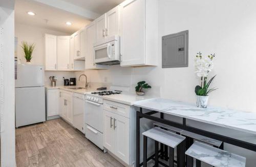 Pico - Robertson House | Modern Studio Gem: Perfect for Four