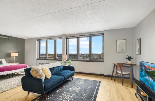 Downtown Des Moines Apartment | Modern Studio - walk to Wells Fargo Arena