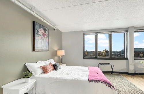 Downtown Des Moines Apartment | Modern Studio - walk to Wells Fargo Arena
