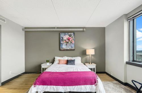 Downtown Des Moines Apartment | Modern Studio - walk to Wells Fargo Arena