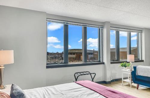 Downtown Des Moines Apartment | Modern Studio - walk to Wells Fargo Arena