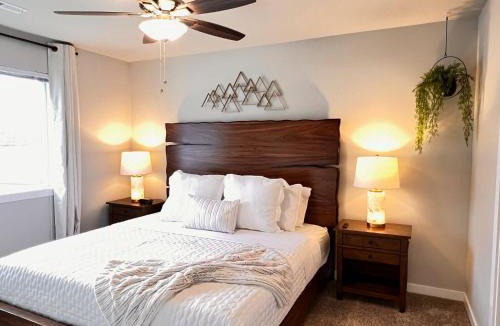 Spokane Valley House | Modern Style KING bed Free Wi-Fi with Garage