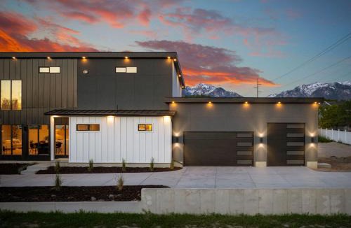 Sandy House | Modern Style Loft Near Canyon RSL and Expo