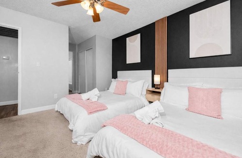 Tempe Apartment | Modern Tempe 2BR Escape Sleeps 7 Pools Gym & Fire Pit