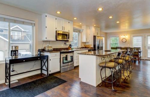 Cottonwood Heights House | Modern Townhouse with Jetted Tub & Private Deck - Close to Four Ski Areas