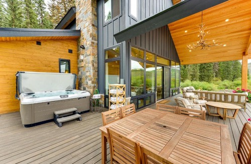 Turnerville House | Modern Turnerville Cabin w/Hot Tub & Scenic Views
