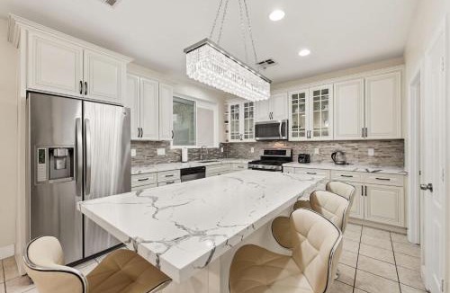 Rhodes Ranch House | Modern Vegas 4BR with BBQ Balcony & Parking