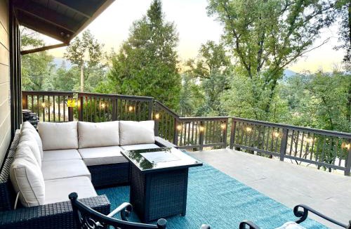 Oakhurst House | Modern Yosemite Cabin, 15min Bass Lake, Sleeps 8