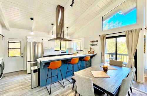 Oakhurst House | Modern Yosemite Cabin, 15min Bass Lake, Sleeps 8