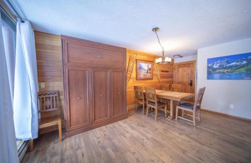 Lakeside Village House | Montezuma 1770 by SummitCove Lodging