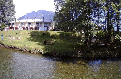 North Bend House | Moon River Suites 4 - on River, Private Hot Tub, Downtown NO FLOOD IMPACTS