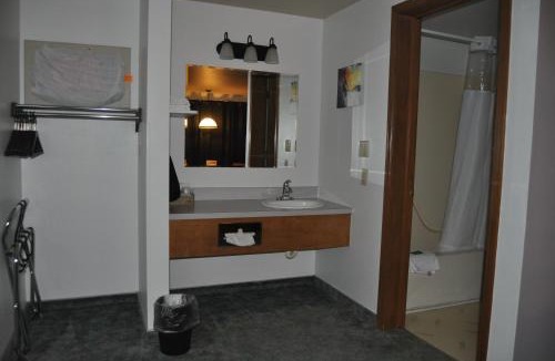 Sheridan Hotel | Moriah Motel