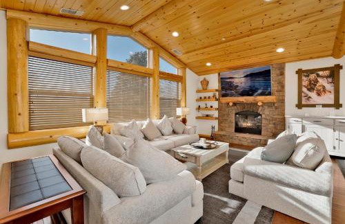 Castle Glen Estates House | Morning Star Log Cabin at Big Bear Ultra-Modern Castle Glen Mountain Chalet