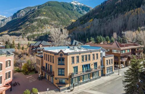 Telluride House | Most Luxurious1Br in town And steps to the Gondola