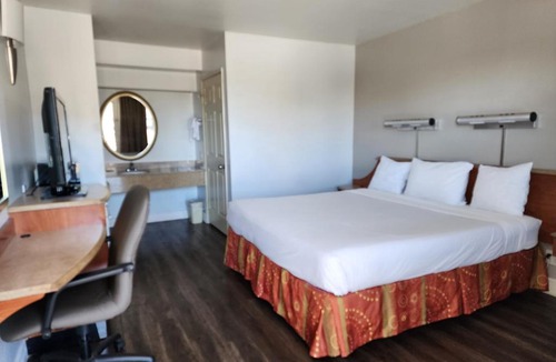 Barstow Hotel | Motel 6 Barstow, CA - Mojave Desert Stop - I-15