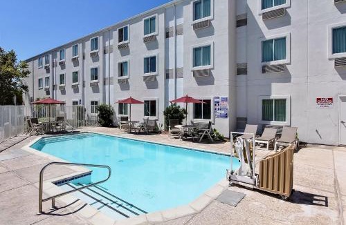 Gilroy Hotel | Motel 6-Gilroy, CA